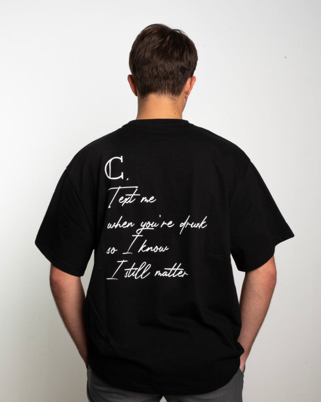 zwart t-shirt met handgeschreven tekst man 